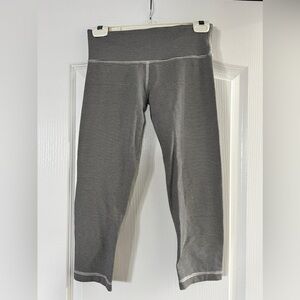 Lululemon black cream striped‎ cropped leggings, Size 6